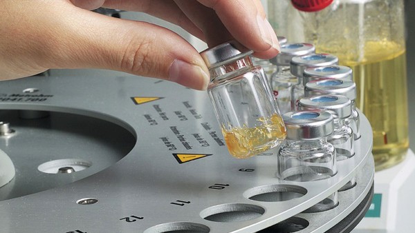 Schaeffler testează unsorile utilizate, în laboratorul propriu de tribologie.