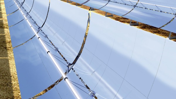 Sistemele termice solare includ, printre altele, centrale de energie termodinamică cu jgheab parabolic.