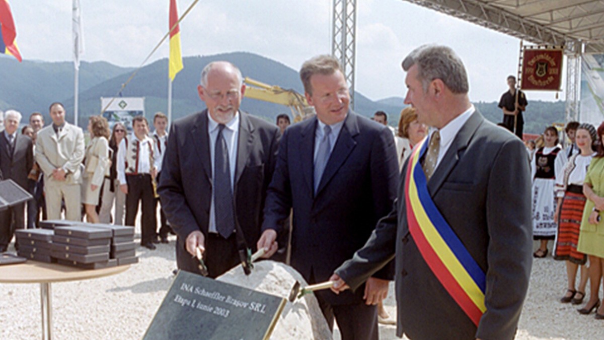 Aşezarea pietrei de temelie la Cristian pentru unitatea de producţie din România. Planul iniţial de construcţie este pentru trei hale.