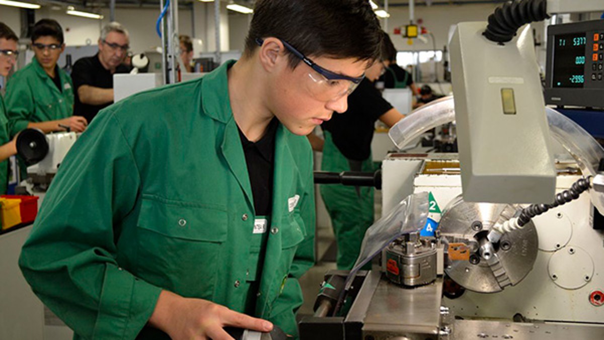 Începerea activității în atelierul școală: predare, cursuri de perfecționare și recalificare profesională.