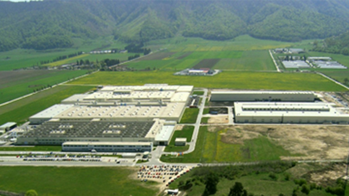 Proiectul iniţial de 3 hale este depăşit. Schaeffler România continuă să se dezvolte. Se construiesc halele IV, V şi VI.