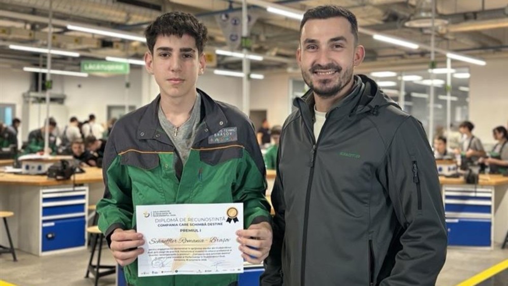 În imagine (de la dreapta la stânga): Marius Țâru, trainer didactic, împreună cu unul dintre elevii Centrului de Formare Profesională din Brașov.