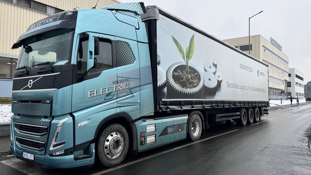 Camionul electric asigură logistica locală în parteneriat cu furnizorul logistic al locației, Vectra.
