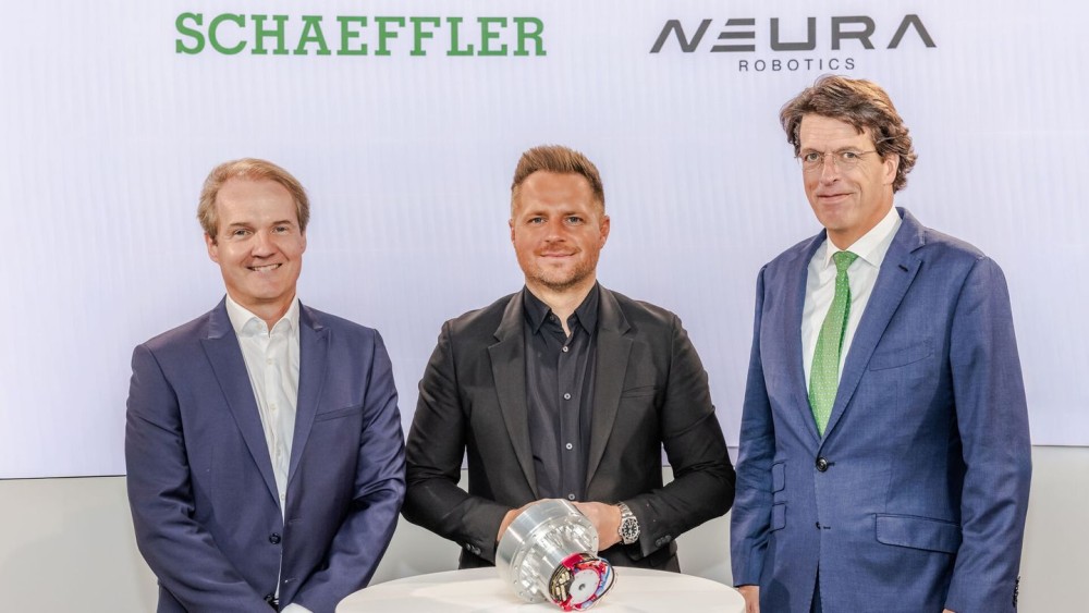 (de la stânga) Andreas Schick (Director Operațional Schaeffler AG), David Reger (Director General și fondator Neura Robotics) și Klaus Rosenfeld (Director General Schaeffler AG) au semnat parteneriatul tehnologic. (Imagine: Schaeffler)
